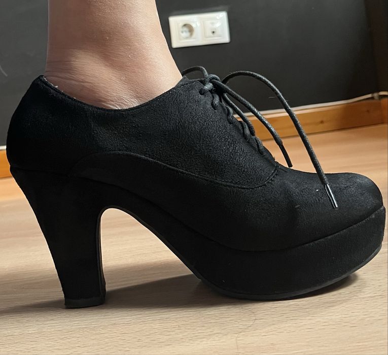 Sapato preto salto alto portes incluso