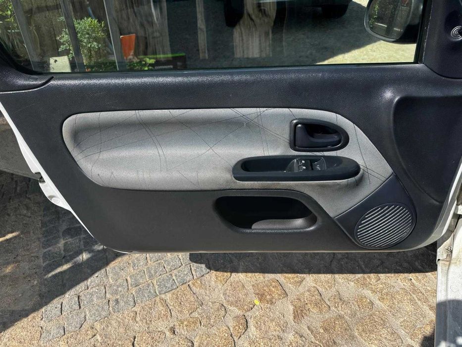 Renault Clio II 1.5 dCi Comercial (2002) – Muito Estimado & Económico