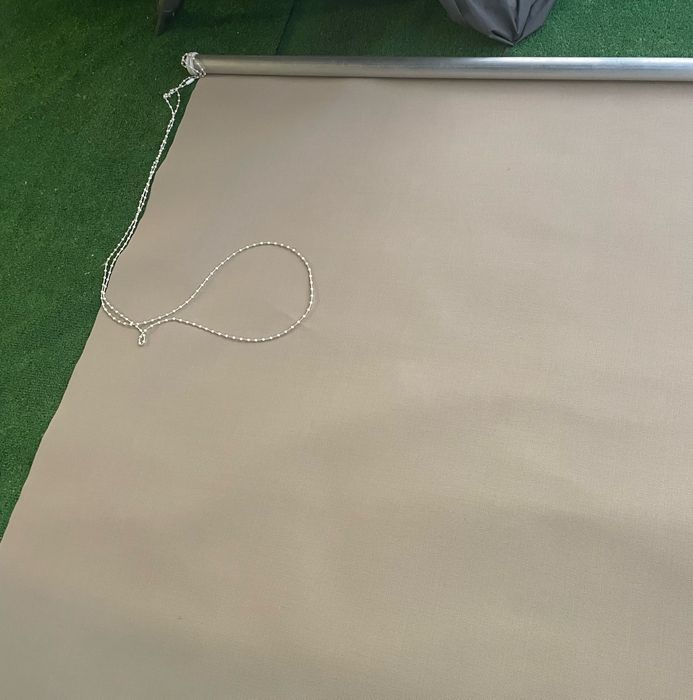 Cortinados bejes, com rolo, modernos e faceis de limpar