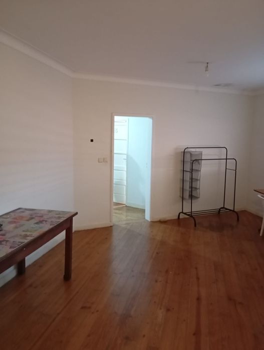 Alugo quarto grande