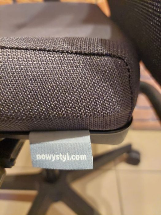 Fotel biurowy obrotowy firmy Nowy Styl - używane meble biurowe
