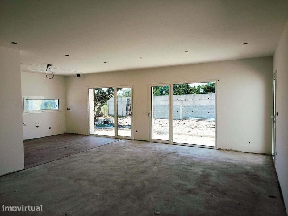 Moradia T2+1 - Reconstrução integral fase de acabamentos - Ervedeira