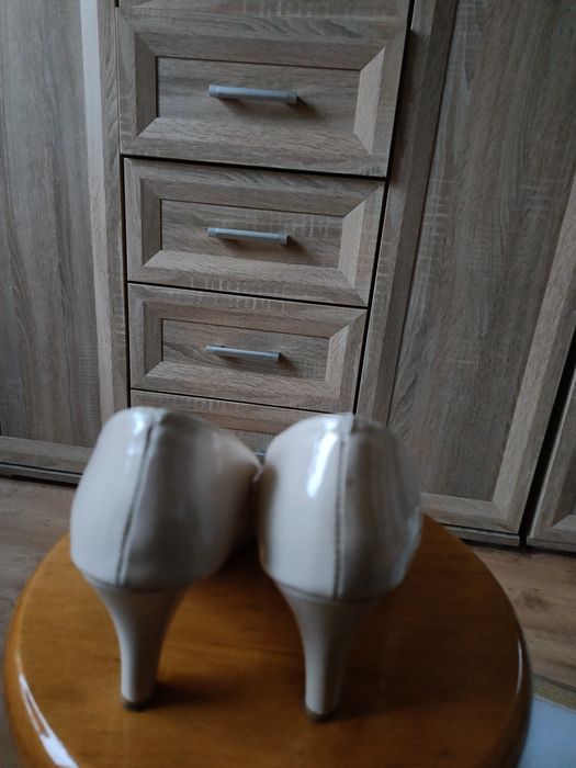 Kremowe szpilki na obcasie