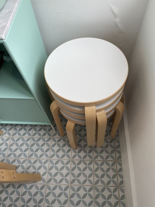 4 bancos Artek Stool 60 — Alvar Aalto — bétula e laminado branco