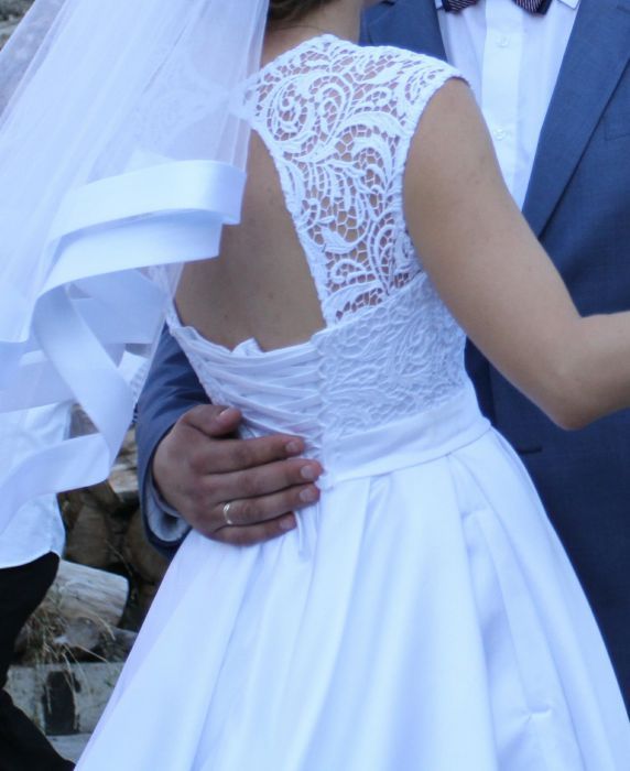 Якісна весільна сукня з мереживом