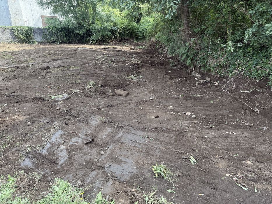 Fazemos limpesa de terrenos  e transportes de material.