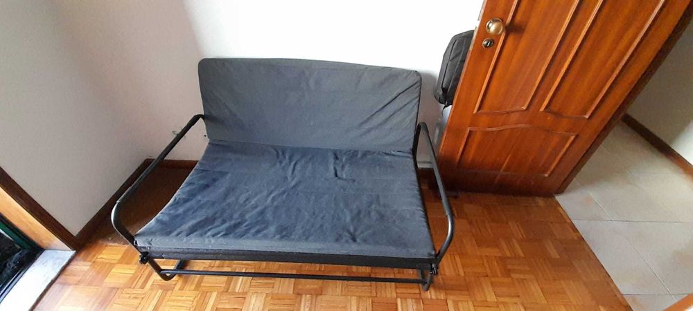 2 Sofas Cama cinzentos. Pouco tempo de uso. Em estado de novo. Montado.