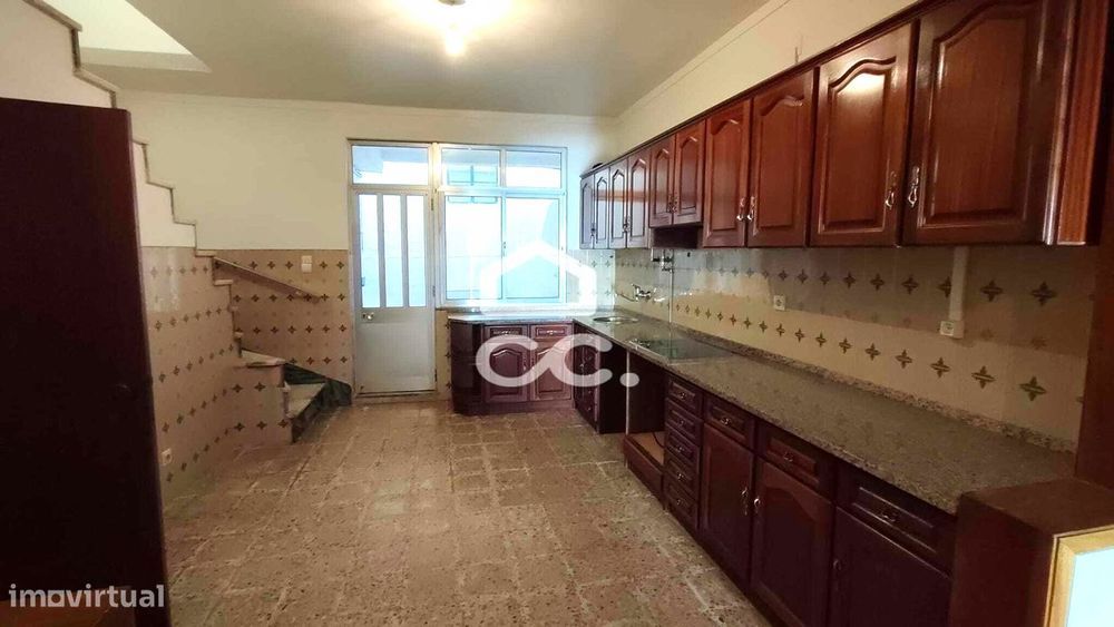 Excelente Moradia rés do chão e primeiro andar na simpática vila de Be