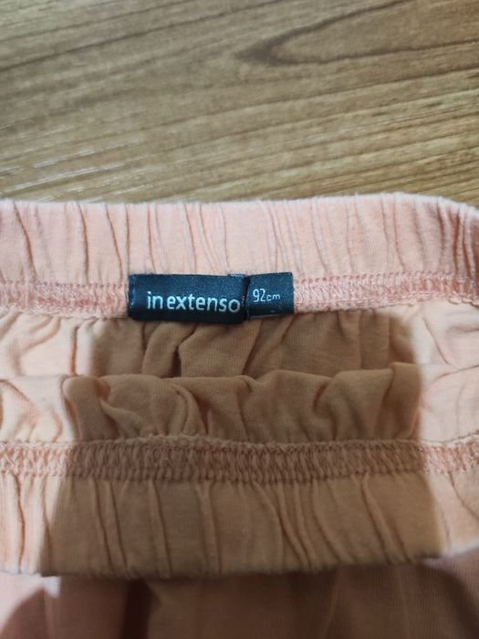 Saia laranja de menina