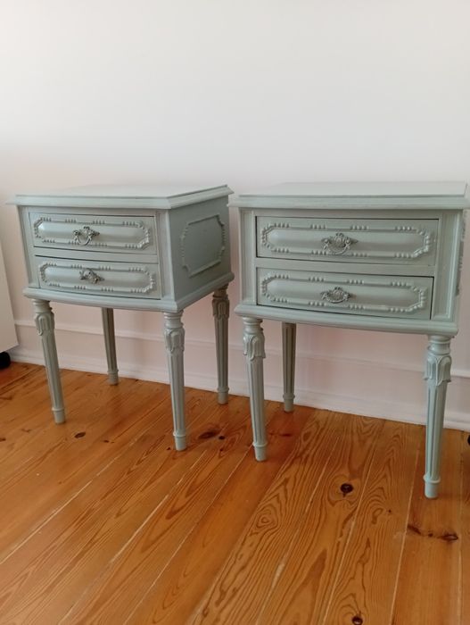 2 Mesas de cabeceira vintage antigas