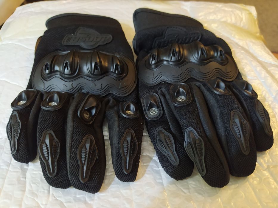 Luvas Novas a estrear, L.