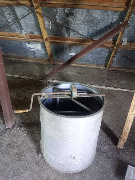 Продам медогонку на две рамки.г Николаев цена 2300