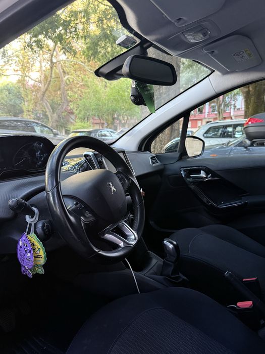 Peugeot 208 Signature 1.2cc 2019