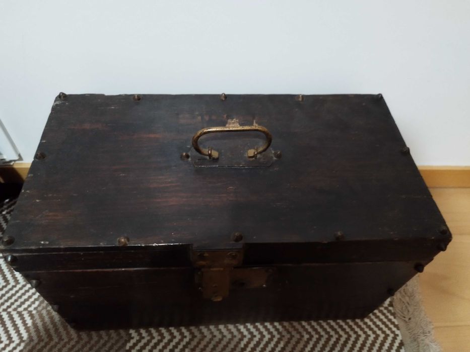 Baú antigo aproximadamente 180 anos
