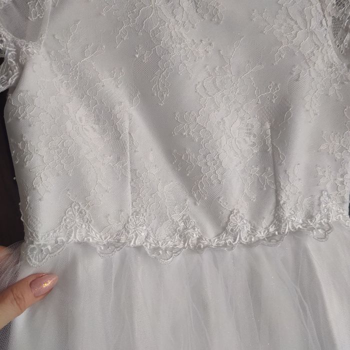 Piękna biała sukienka  na księżniczkę.