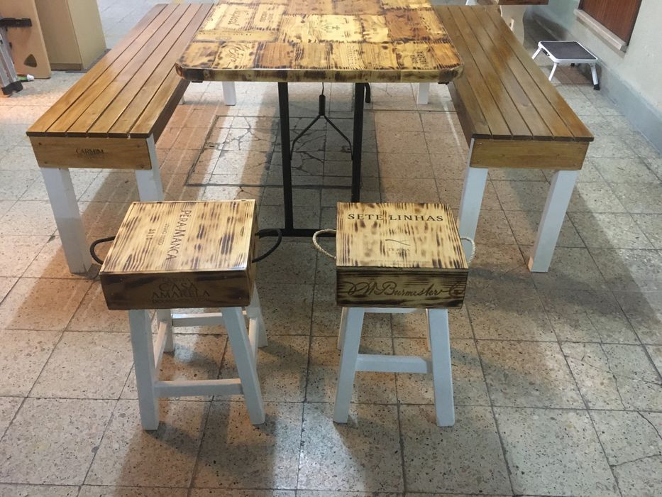 Mesa e banco em madeira