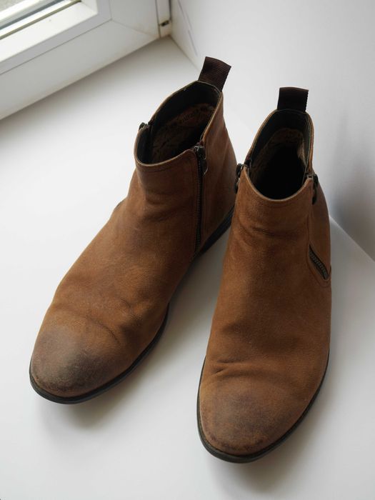 Botas de homem em camurça, marca Clarks (tam 43)