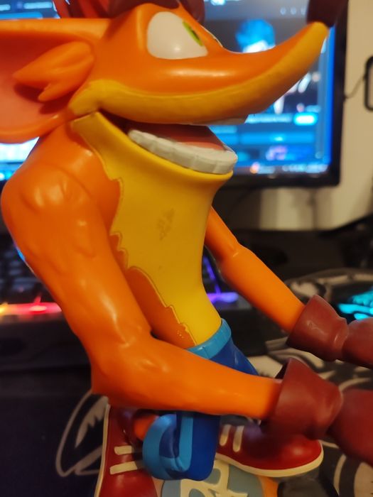 Figurka Crash Bandicoot stojak na kontroler lub telefon