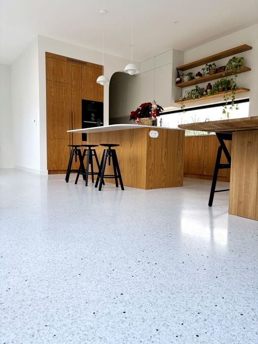 Mikrocement Mikrobeton Lastryko terrazzo Posadzki Żywiczne  Beton