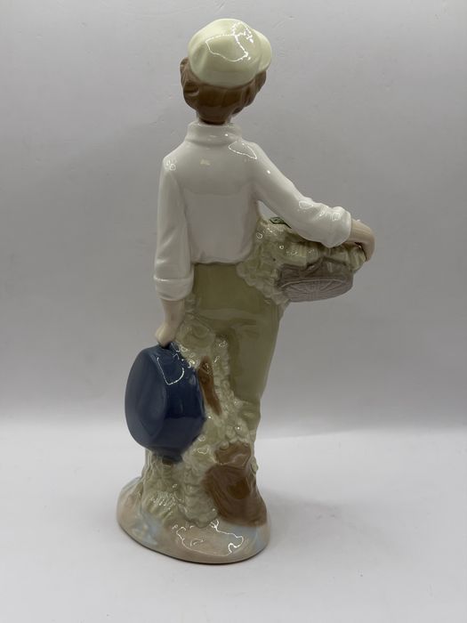 Porcelanowa figurka Chłopca z koszem róż