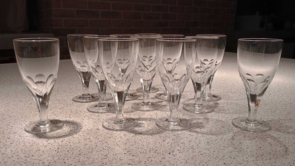 Szkło PRLu - vintage komplet 12 średnich kieliszków łezki