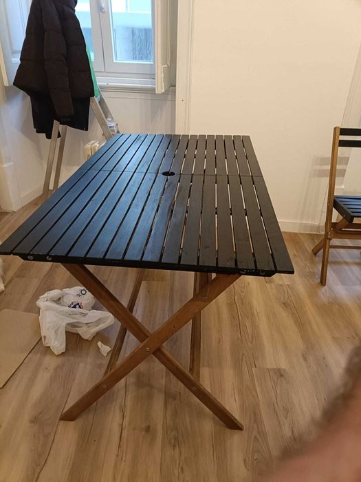 Mesa de jardim e cadeiras