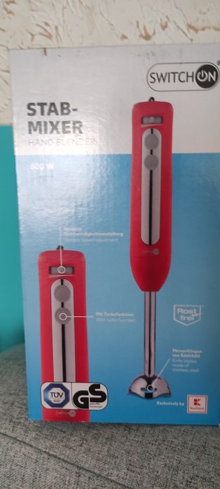 Blender ręczny czerwony.