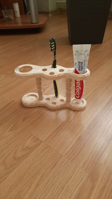Drewniany stojak na szczoteczki do zębów