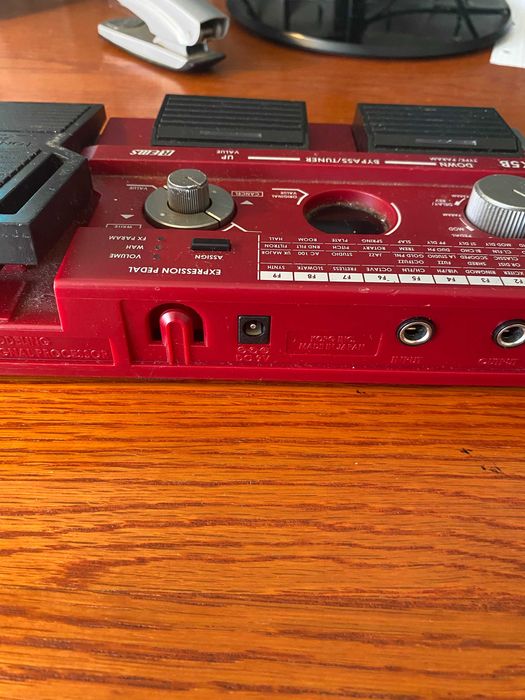 Korg AX5B — Pedaleira multiefeitos para baixo