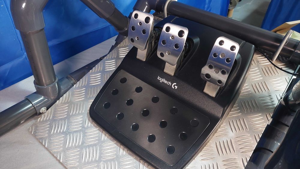 Simulador Logitech com volante, pedais, mudanças e frame