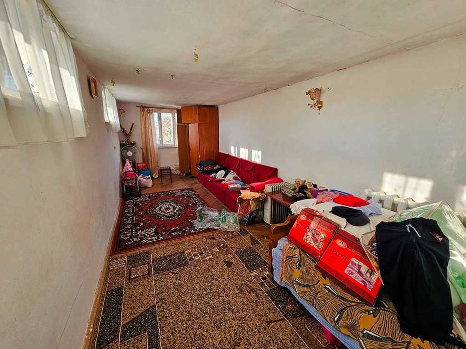 Продається добротний цегляний будинок з гаражем та літньою кухнею...