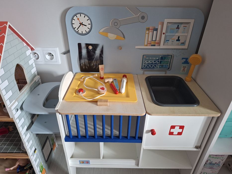 Drewniana klinika dla dzieci i weterynarz 2w1