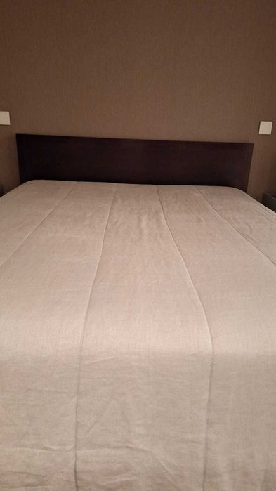 Cama em madeira escura