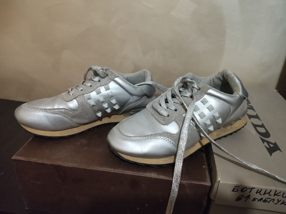 Продам кросівки сріблясті