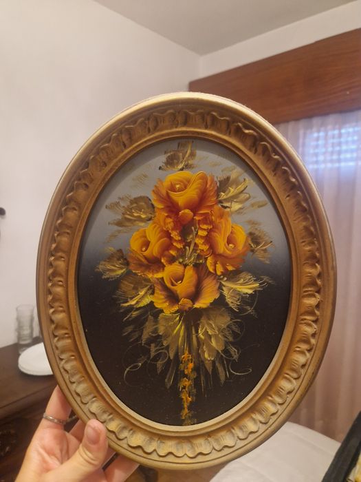 Quadro oval pintado a óleo