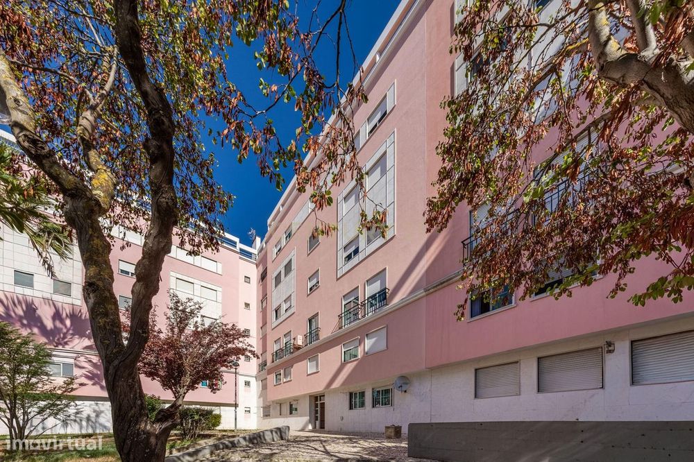 Apartamento T3 em Prior Velho com garagem