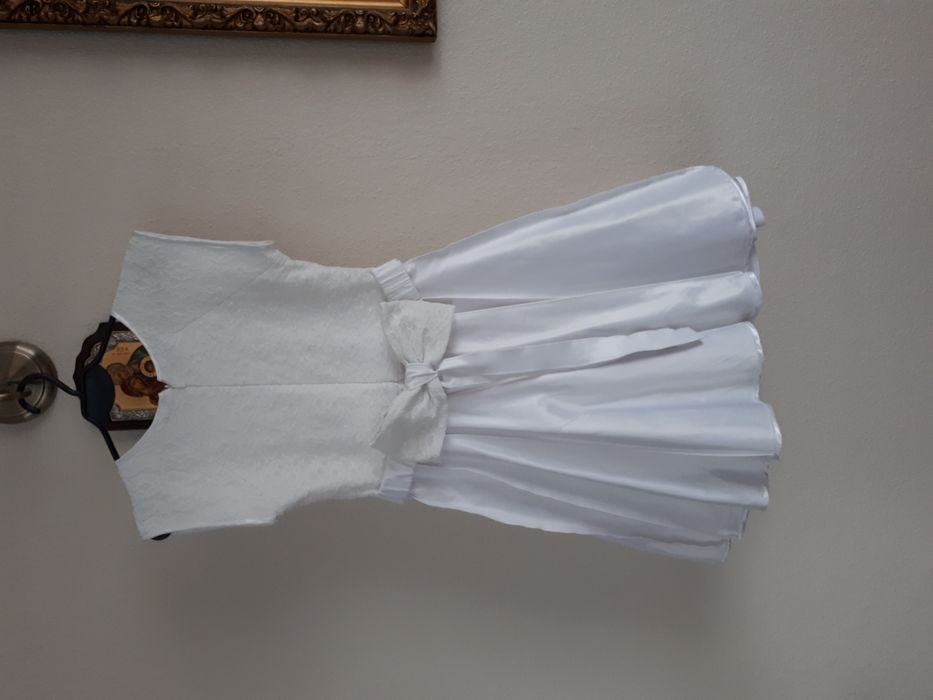 Elegancka biała sukieneczka