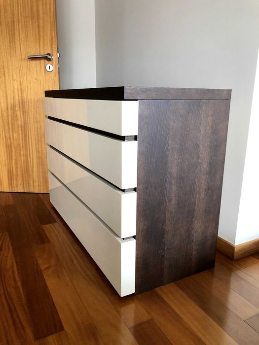 Cama de casal com mesas de cabeceira e cómoda