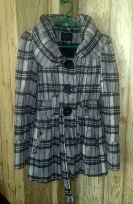 Женское  полупальто на подкладке без утеплителя б\у на размер 8-10