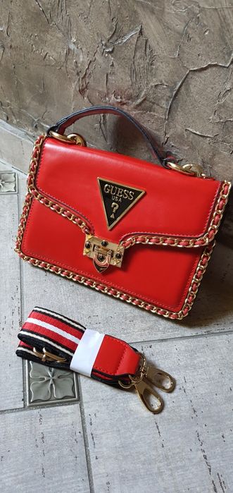 Śliczna czerwona torebka listonoszka szeroki pasek łańcuch guess