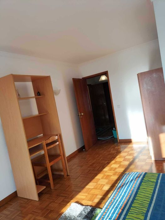 Arrenda-se quarto mobilado a estudante (perto da Universidade de Aveiro / Glicíneas)