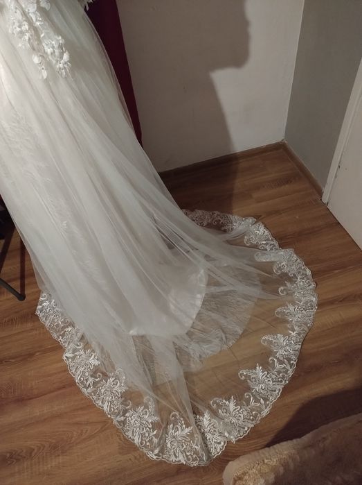 Suknia ślubna z trenem