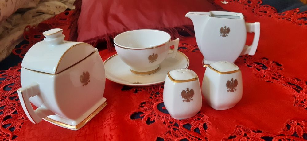Ćmielów porcelana zdobiona motywem z Orzełkiem