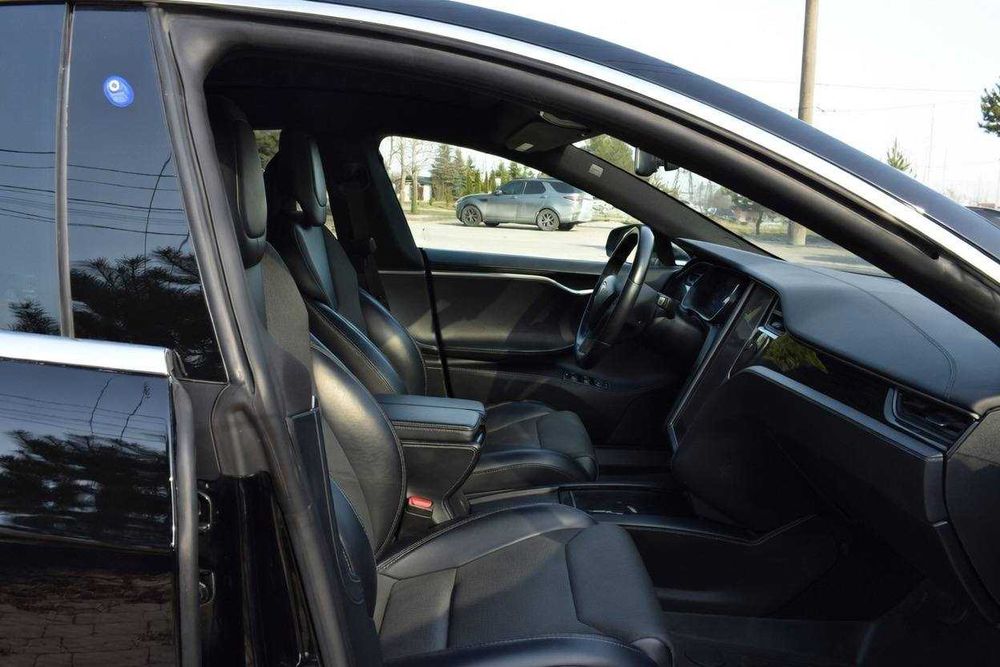 Тесла модель С 2018р повнопривідна.