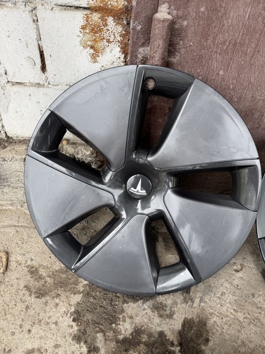 Ковпаки Tesla Model 3 R18