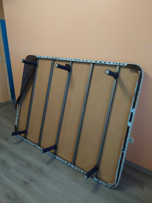 Cama / estrado estofado (140 × 190 cm)