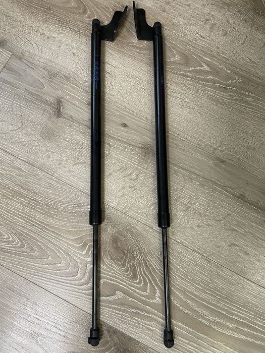 Амортизатори (стійки) кришки багажника Nissan Ariya