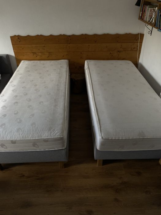 Łóżka hotelowe z materacami