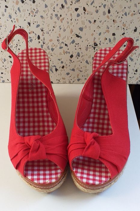 Czerwone sandałki na koturnie