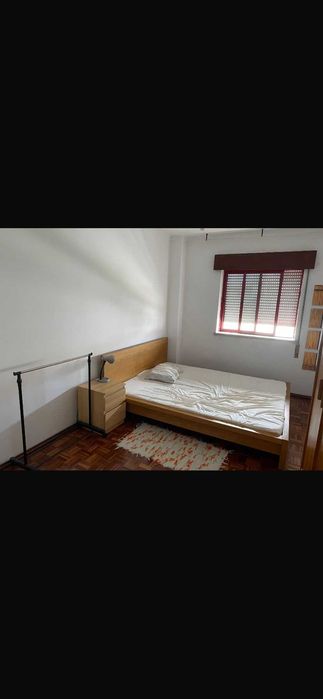 Aluga-se quarto individual